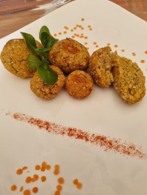 Falafels lentilles corails, sésame et poivrons